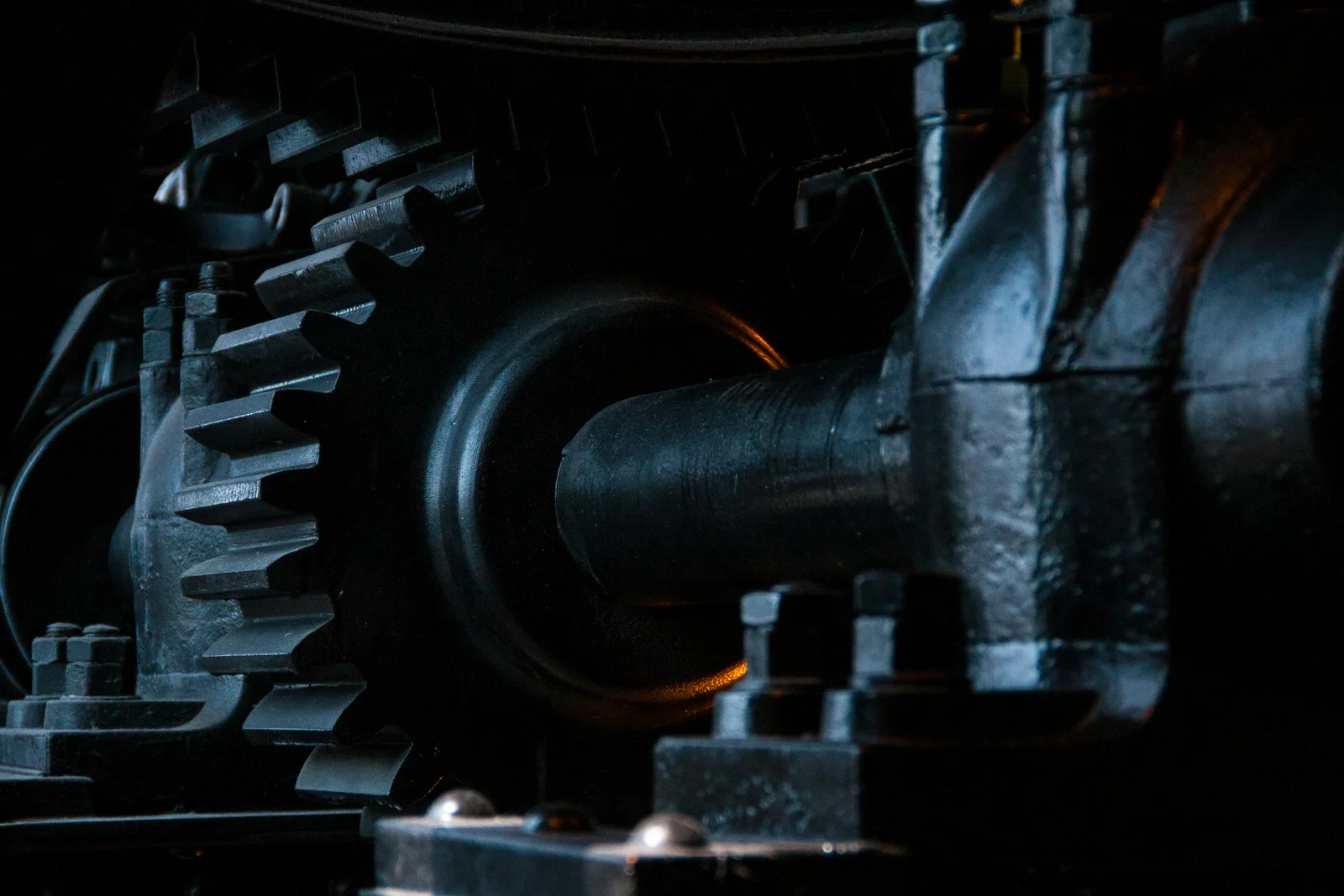Intermeshing gears and shafts in an industrial drive system